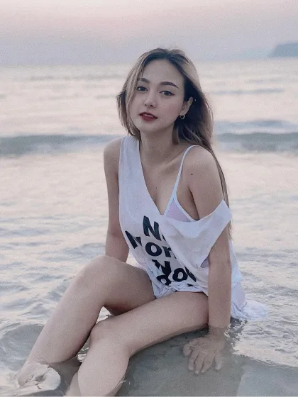 Han Suyin-Jing, female escort in Hong Kong